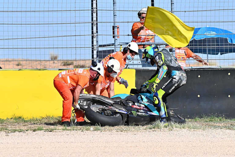 Seine Yamaha musste Rossi in Kurve 5 wieder einsammeln