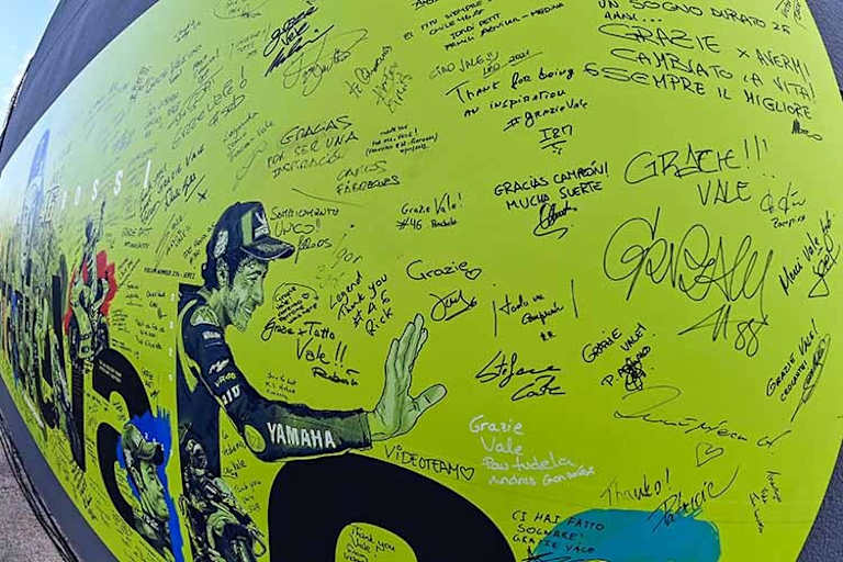 Auf einem VR46-Fahrzeug: Viele nette Botschaften für Vale