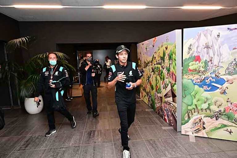 Valentino Rossi im Gang unter dem Red Bull-Ring: Der Gang zur Pressekonferenz