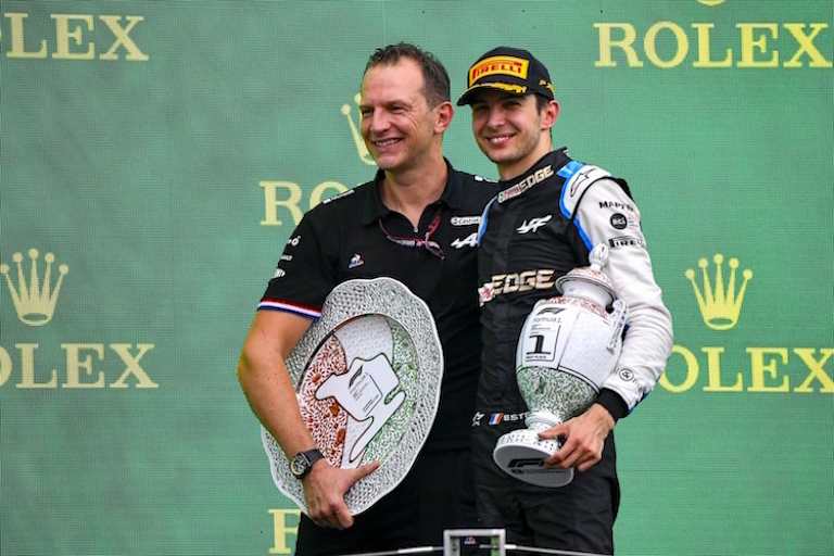 Alpine-CEO Laurent Rossi und Esteban Ocon nach dem Sieg in Ungarn 2021