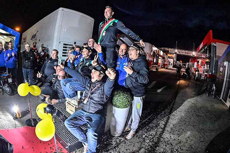 Am Abend begannen die Feierlichkeiten im Rossi-Yamaha-Camp