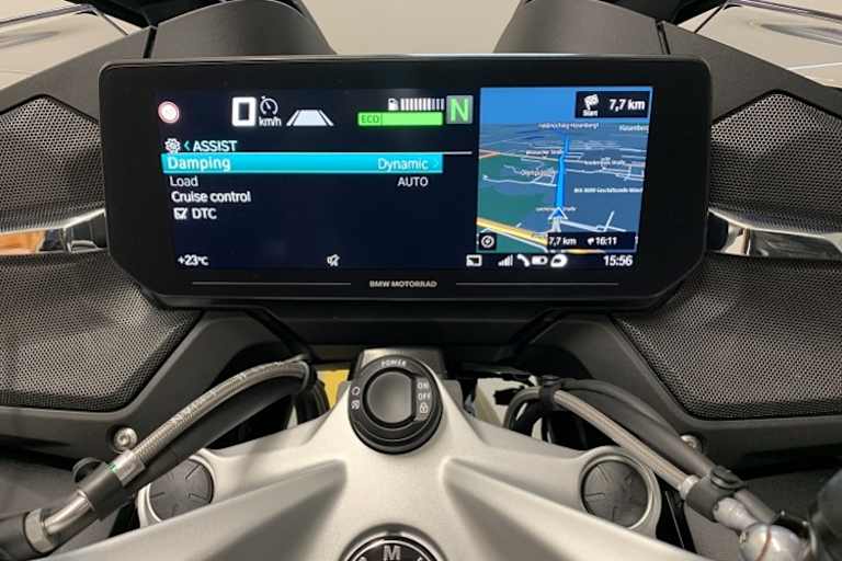 Kartennavigation intergriert ins Anzeige-Display: Warum denn nicht gleich so?