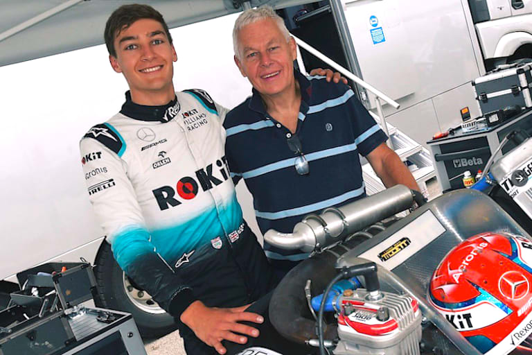 Russell wurde von seinem Vater begleitet