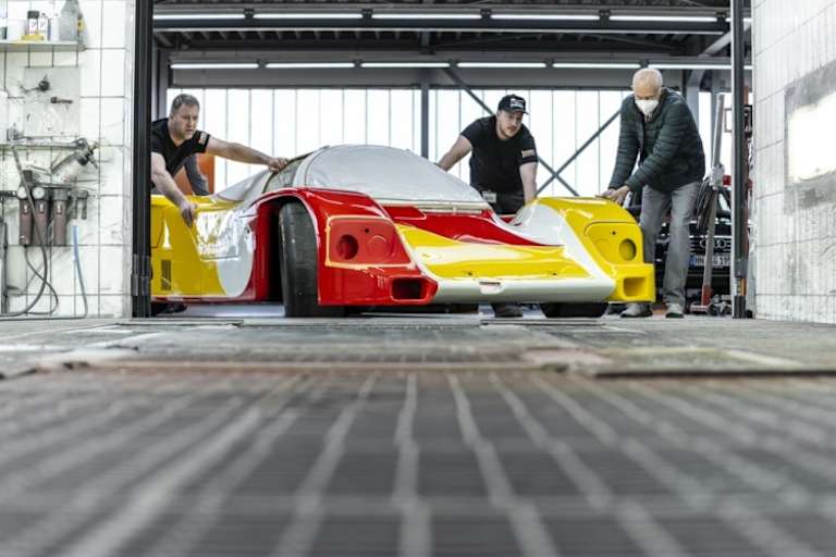 Der 962 C wird aus der Lackiererei geschoben