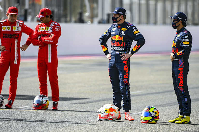 Neue Teamkollegen: Bei Ferrari geben seit Saisonstart Charles Leclerc und Carlos Sainz Gas, Max Verstappen fährt an der Seite von Sergio Pérez