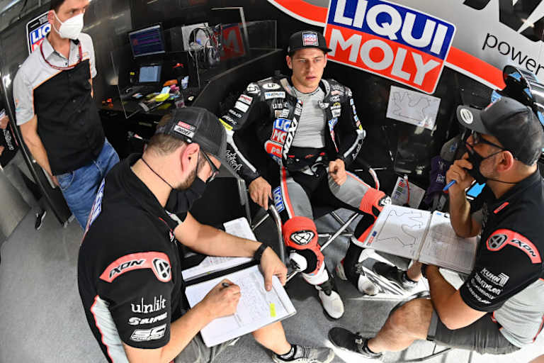 Ein Blick in die Intact-Box von Marcel Schrötter: Nur der Fahrer darf die Maske abnehmen