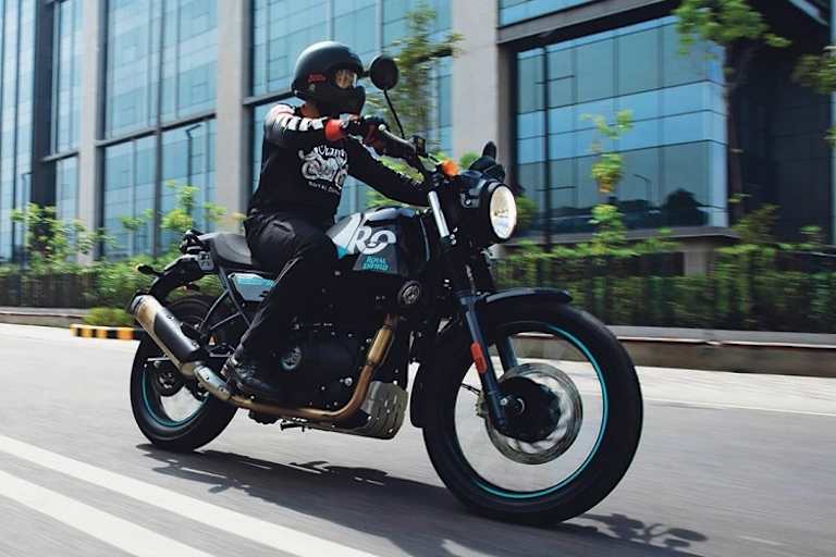 In der Stadt soll die neue Royal Enfield Scam 411 die Blicke auf sich ziehen