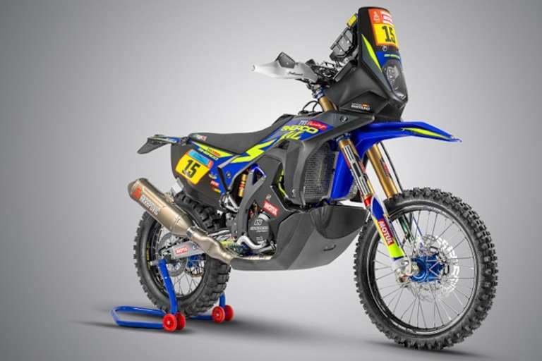 Fronttower mit den Navigationsinstrumenten, Front- und Hecktanks und eine tiefer verlegte Auspuffanlage kennzeichnenen die Sherso 450 SEF Rally