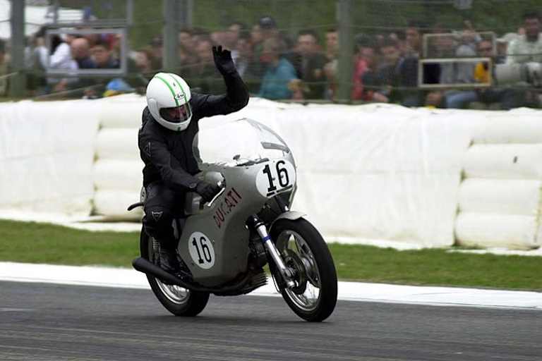 Paul Smart bei einer Parade in Imola 2001