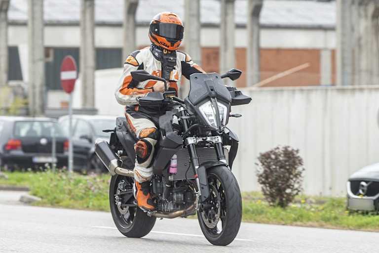 Am Prototypen der KTM 890 SMC ist der Tank einteilig und an konventioneller Stelle montiert