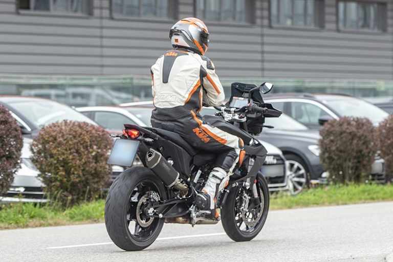 Einrohr-Auspuff mit mächtigem Unterflur-Sammler, Federbein fast waagrecht montiert und direkt an die Aluschwinge angelenkt