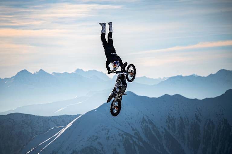 Ob Mat Rebeaud in diesem Moment die tolle Aussicht auf die winterliche Bergwelt wahrnimmt?