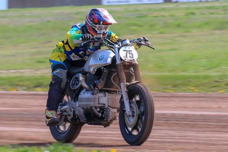 Die BMW K100 ist Baujahr 1985