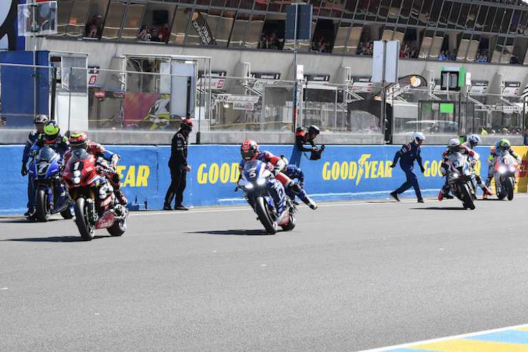 Karel Hanika (Yamaha) kommt nicht weg, Suzuki geht in Führung