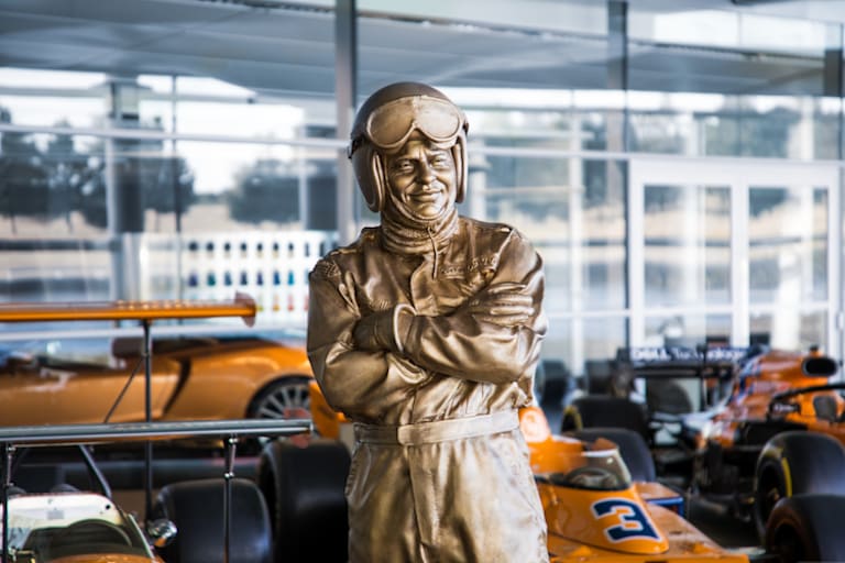 Die Bronze-Statue des britischen Künstlers Paul Oz