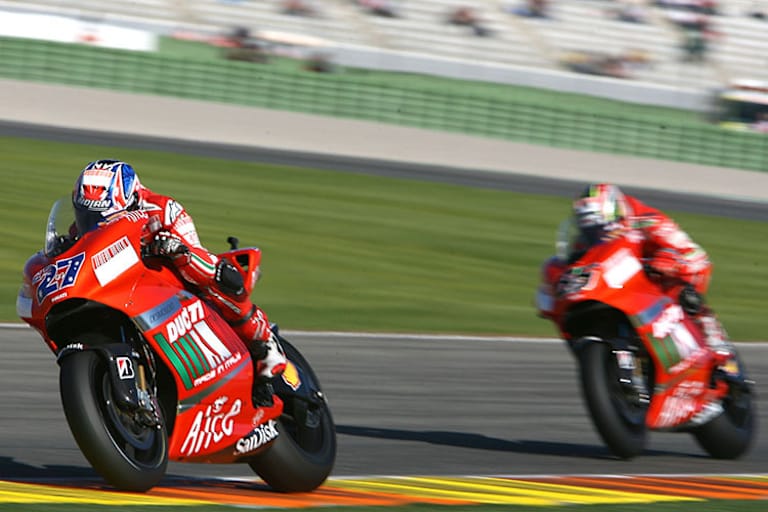 Valencia-GP 2007: Casey Stoner als Weltmeister, hinter ihm Teamkollege Capirossi