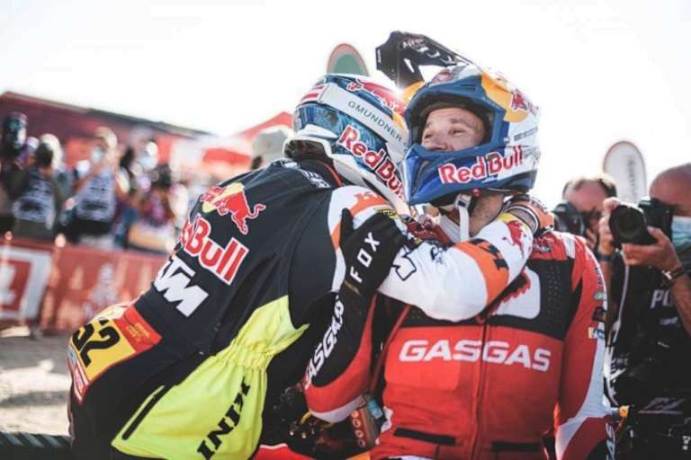 Matthias Walkner war einer ersten Gratulanten von GASGAS-Pilot Sam Sunderland