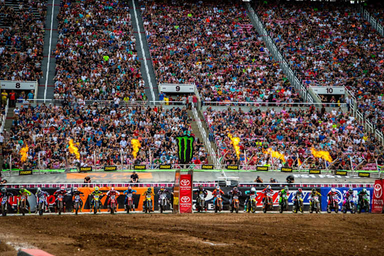 Supercross in den USA findet vor einer gewaltigen Zuschauerkulisse statt
