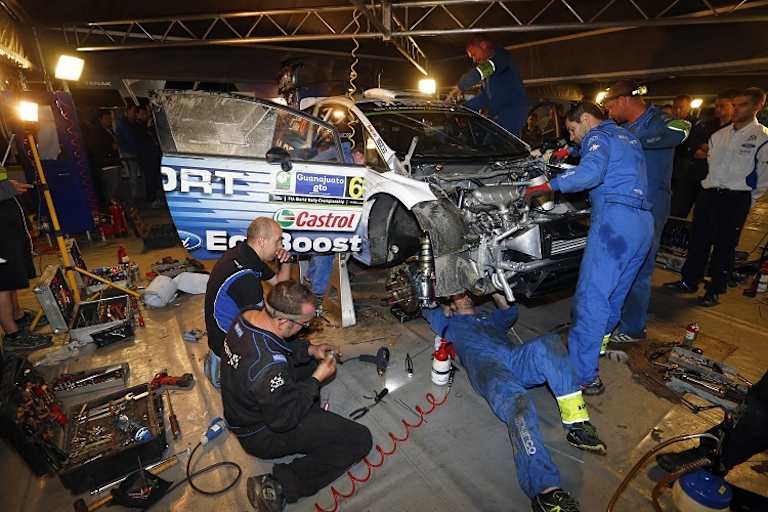 Der Ford Fiesta von Ott Tänak im Service