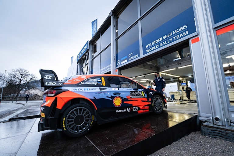 Ott Tänak fuhr auf drei Rädern zum Service