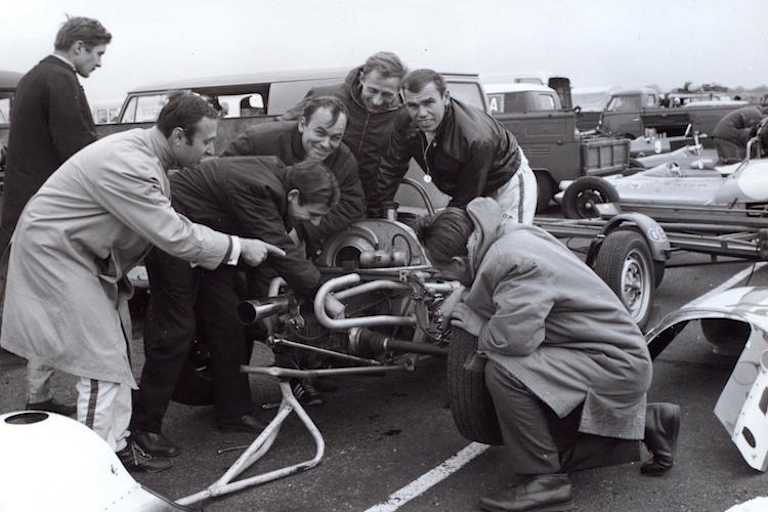 Hier wird der letzte Müller disqualifiziert, Werner Riedl (links im hellen Mantel) freut’s