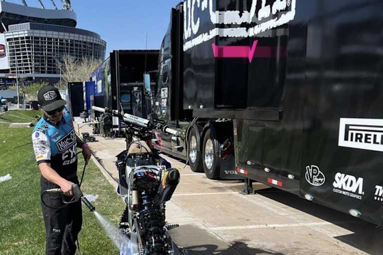 Das Team Club MX Yamaha hatte den Truck von GEICO Honda übernommen