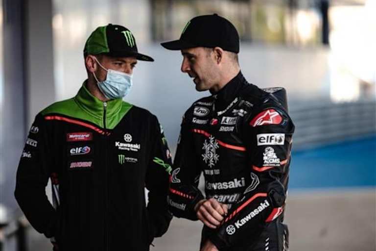 Alex Lowes bereits in zivil, während Rea weiter testete