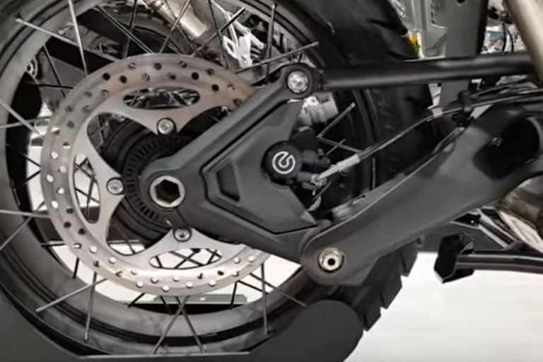 Haben wir so noch nie gesehen: Eine Art Parallelogramm-Schwinge, um die Kardanreaktionen zu eliminieren