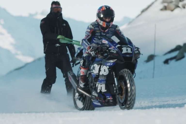 Die Skilifte stehen still, den Berg hochtappen mit den Ski an den Füssen ist etwas gar anstrengend - da kam Rettung in Form einer Zweirad-Zugmaschine