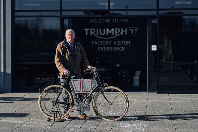 Restaurator Dick Shepherd vor dem Triumph-Firmenmuseum, wo die erste Triumph der Geschichte künftig zu sehen sein wird 