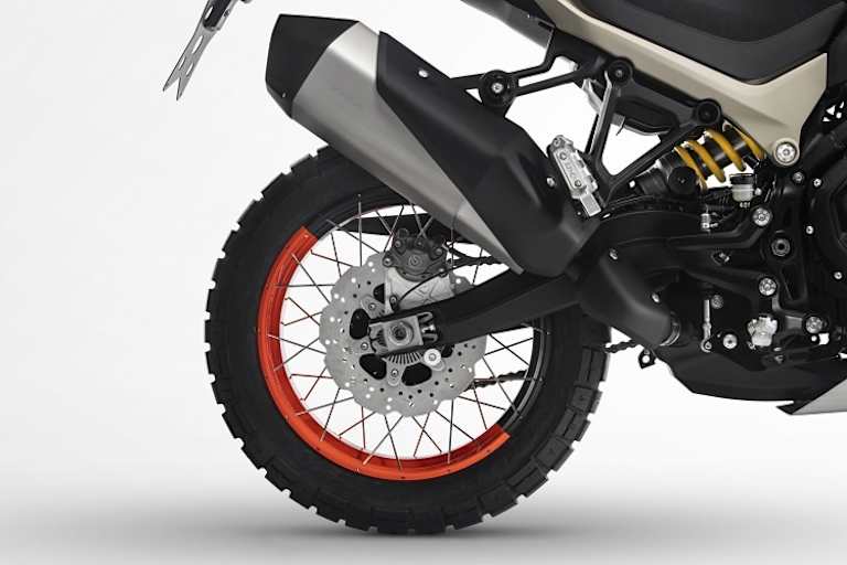 Sieht schon mal ansprechend aus: Drahtspeichenräder, formschöne Alusguss-Schwinge, einstellbares Federbein