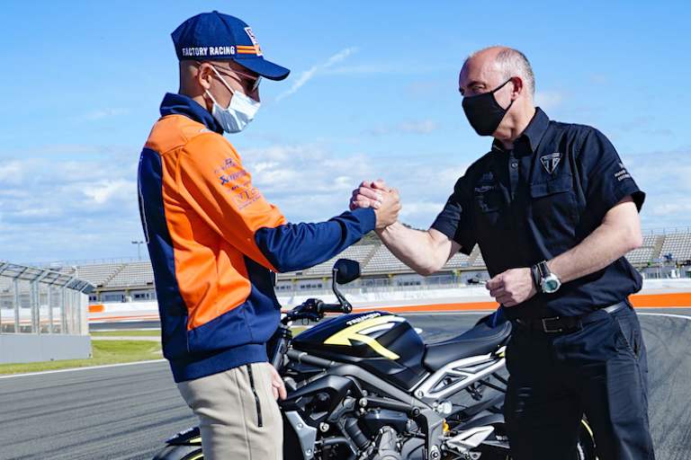 Schlüsselübergabe mit Moto2-Vizeweltmeister Raúl Fernández