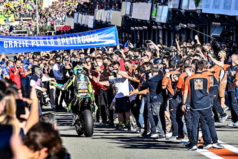 In der Boxengasse wurde Rossi auch von den gegnerischen Teams wie ein Weltmeister empfangen