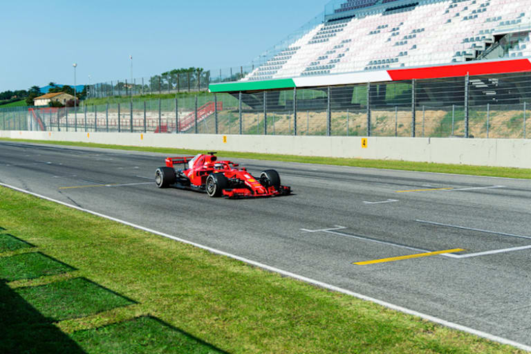 Vettel auf der Rennstrecke in der Toskana