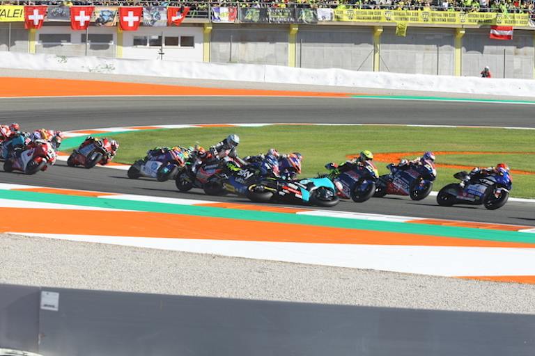 Aufgrund einer Ölspur wurde das Rennen kurz darauf abgebrochen