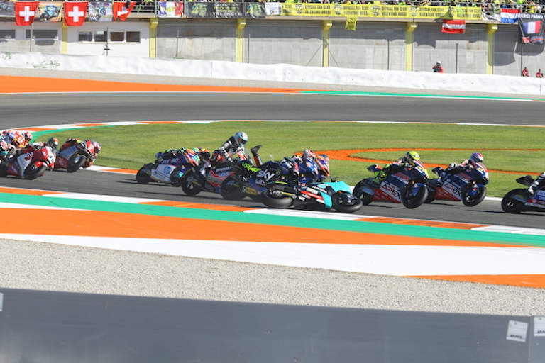 Beim Neustart muss Marco Bezzecchi von ganz hinten losfahren