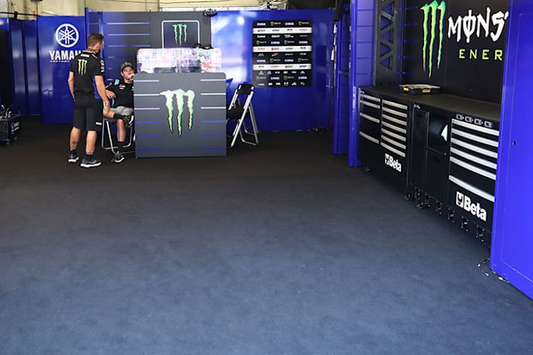 Die Box von Viñales wurde früh leer geräumt; links macht es sich Testfahrer Cal Crutchlow gemütlich