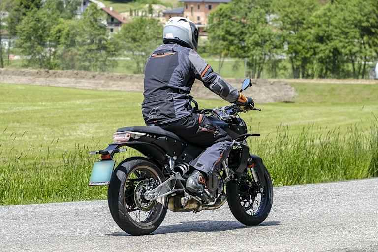 Neue Bananenschwinge schafft Platz für den Riesen-Auspuffsammler ohne Endtopf unter dem Motor