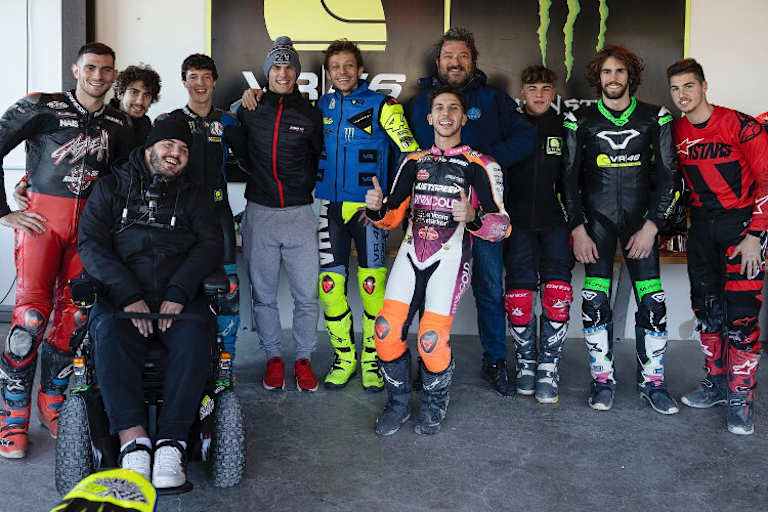 Valentino Rossi und seine Schützlinge aus der VR46 Riders Academy machten es beim ersten gemeinsamen Training in Misano vor