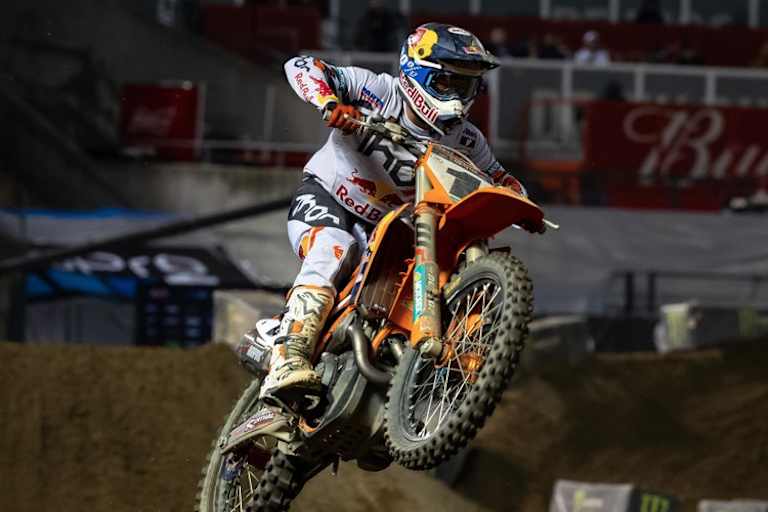 Cooper Webb betrieb auf P7 Schadensbegrenzung