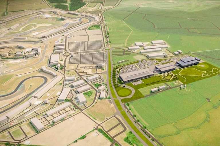 Die Fabrik aus drei Gebäuden steht gleich neben der Silverstone-Rennstrecke