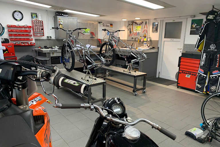 Kevin Wölberts Werkstatt vor dem Feuer