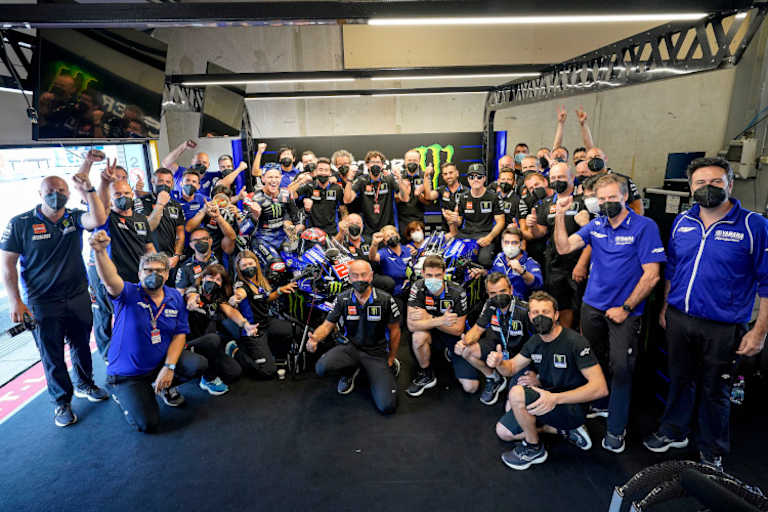 Yamaha-Doppelsieg: Jubel auf der Seite von Quatararo, ein gequältes Lächeln bei Viñales