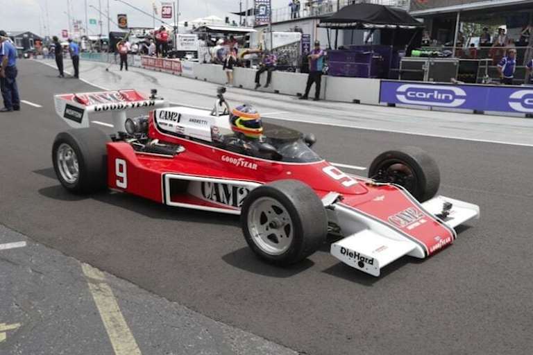 Zak Brown mit Mario Andrettis McLaren M24 in Nashville