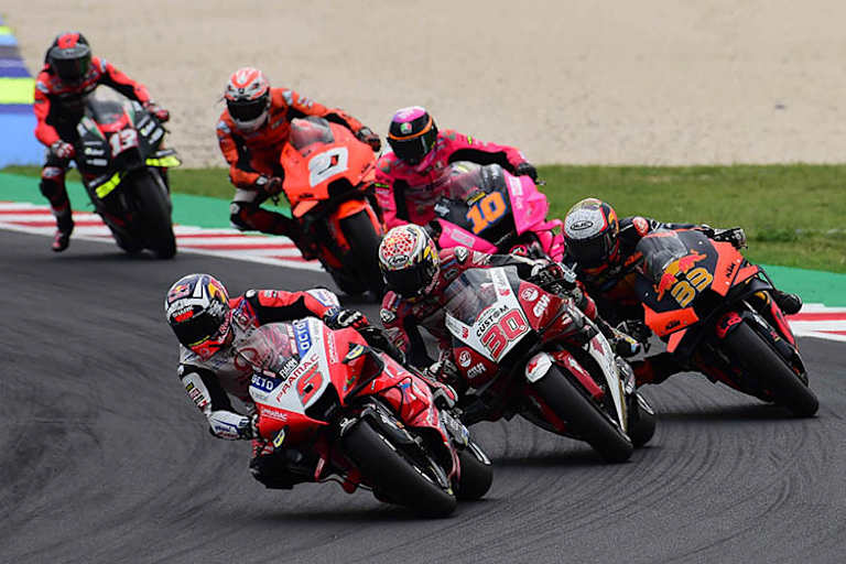 Das Rennen in Misano: Zarco (5) hält sich noch vor Nakagami, Binder, Marini, Lecuona und Viñales