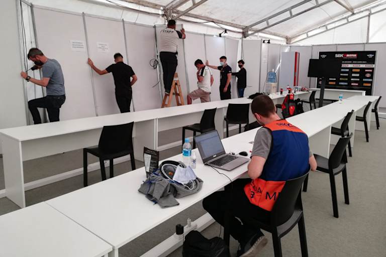 Das Vorzelt am 2R-Auflieger wurde weggeblasen