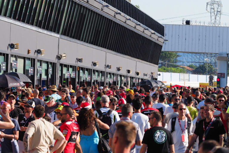 Fahrerlager und Tribünen waren voll