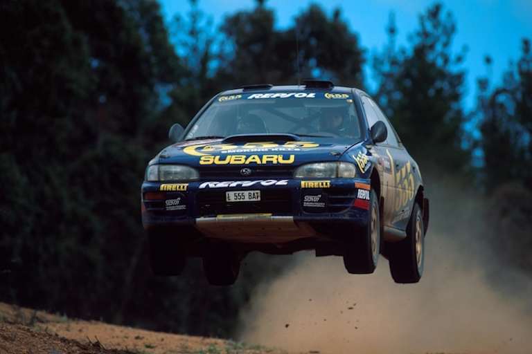 Bis heute unvergessen: Colin McRae als Überflieger im Prodrive-Subaru