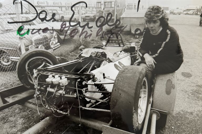 Harter Einschlag: Zerstörte Motul Super V-Front nach Mauerkuss samt schuldbewusstem Chauffeur