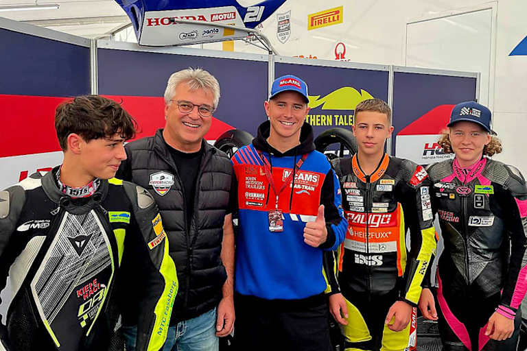 Danny Kent (Mitte) besucht das Team Kiefer